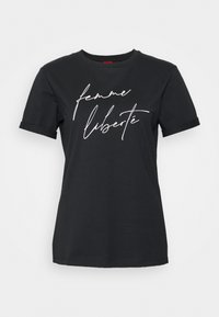 T-shirt noir à manches courtes avec texte blanc en cursive "femme liberté" imprimé sur le devant.