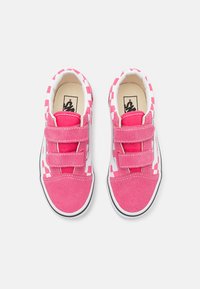 Sneakers in suede rosa con design a scacchi bianchi, doppie fasce in velcro e suole in gomma nera. Rivestimento interno liscio.