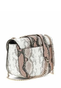 Sac à main en imprimé serpent dans des tons blancs, gris et roses. Dispose d'une bandoulière en chaîne, d'une forme structurée et d'un motif reptilien texturé.