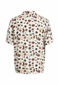 Chemise blanche à manches courtes avec des motifs de tatouage vintage colorés comprenant des cœurs, des roses, des crânes, des oiseaux, des tigres, des papillons et des symboles.