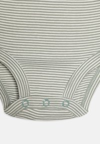 Gestreifter Babybody in Hellgrün und Weiß. Mit Druckknopfverschlüssen am Boden und gerippten Kanten für eine enge Passform. Aus weichem Baumwollmaterial.