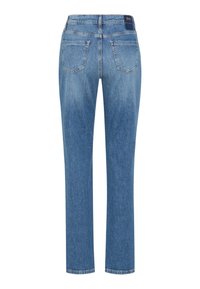 Blauwe spijkerbroeken gezien vanaf de achterkant, met twee achterzakken, riemlussen en een merkembleem op de tailleband.