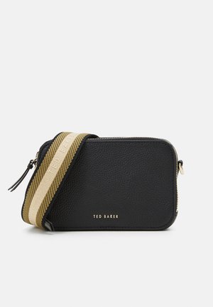 Zwarte leren crossbody tas met een gouden gestreepte schouderriem en het reliëflogo "TED BAKER" op de voorkant. Met ritssluiting.