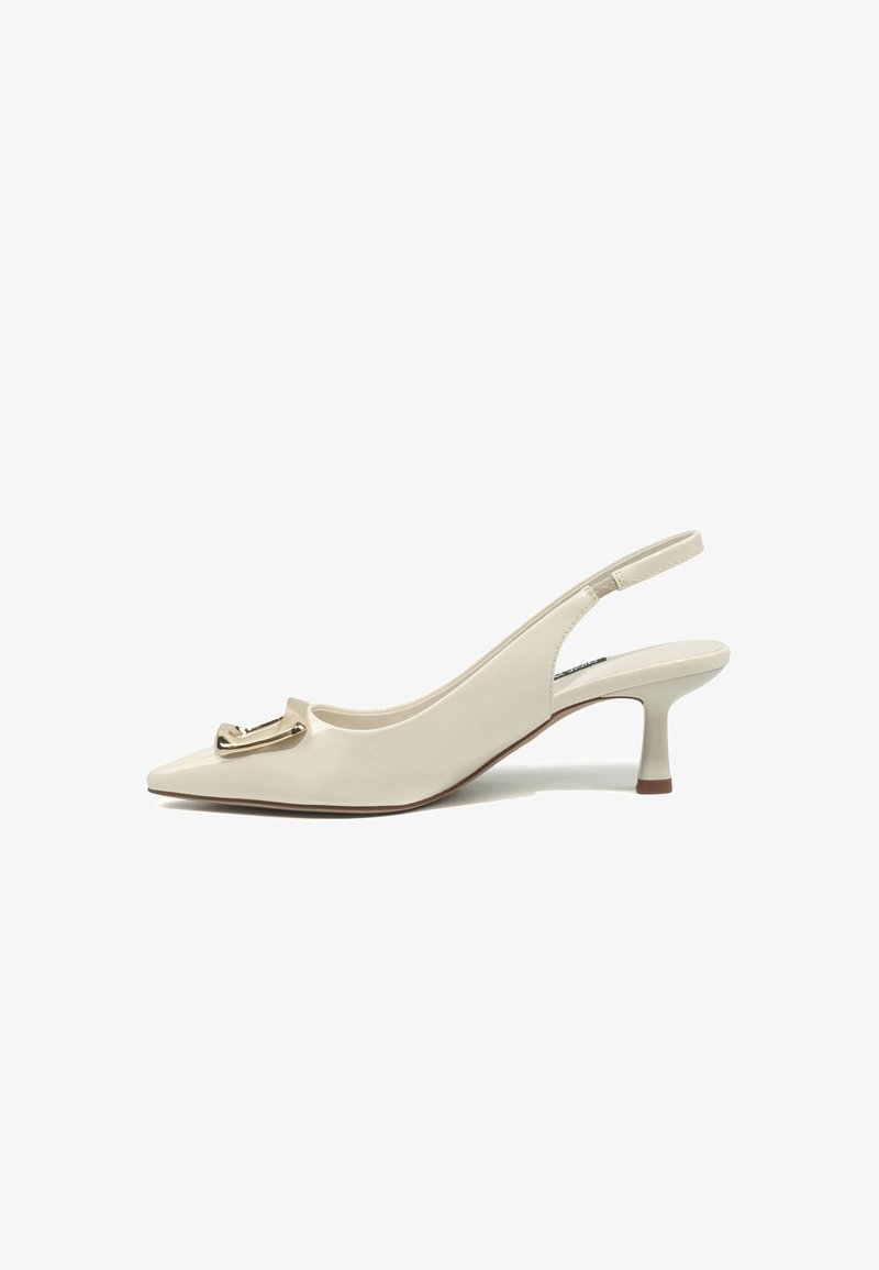 Beiger Slingback-Pumps aus Lackleder mit spitzer Zehenpartie, niedrigem, geschwungenem Absatz und goldener dekorativer Schnalle vorne.
