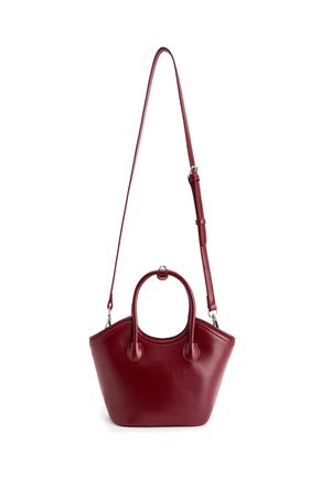 Rode leren handtas met een gestructureerde vorm, dubbele bovenhandvatten en een afneembare schouderriem. Glad oppervlak met minimale accenten.