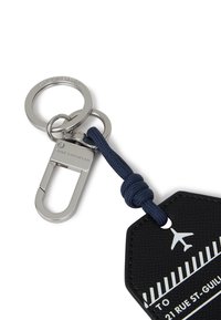 Czarny skórzany breloczek w granatowym, teksturowanym sznurku, z metalowym klipsem i białą grafiką samolotu. Posiada srebrne elementy i uchwyt do kluczy.