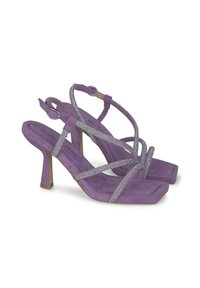 Sandalias de tacón de ante morado con tiras cruzadas, detalles metálicos, punta cuadrada y un tacón medio ancho. Detalle de correa ajustable en el tobillo.