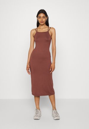 Vestido midi castanho, sem mangas, com um design ajustado, feito de um tecido elástico. Apresenta finas alças nos ombros e uma textura suave.