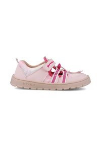 Zapatillas de malla rosa con correas ajustables, suela de goma texturizada y un diseño ligero con un branding sutil en el costado.