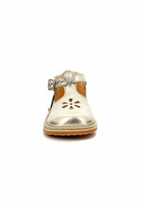 Sandal in metallo dorato con design a T, lati aperti e dettaglio a forma di fiore sulla punta. Chiusura con fibbia e suola in gomma testurizzata.