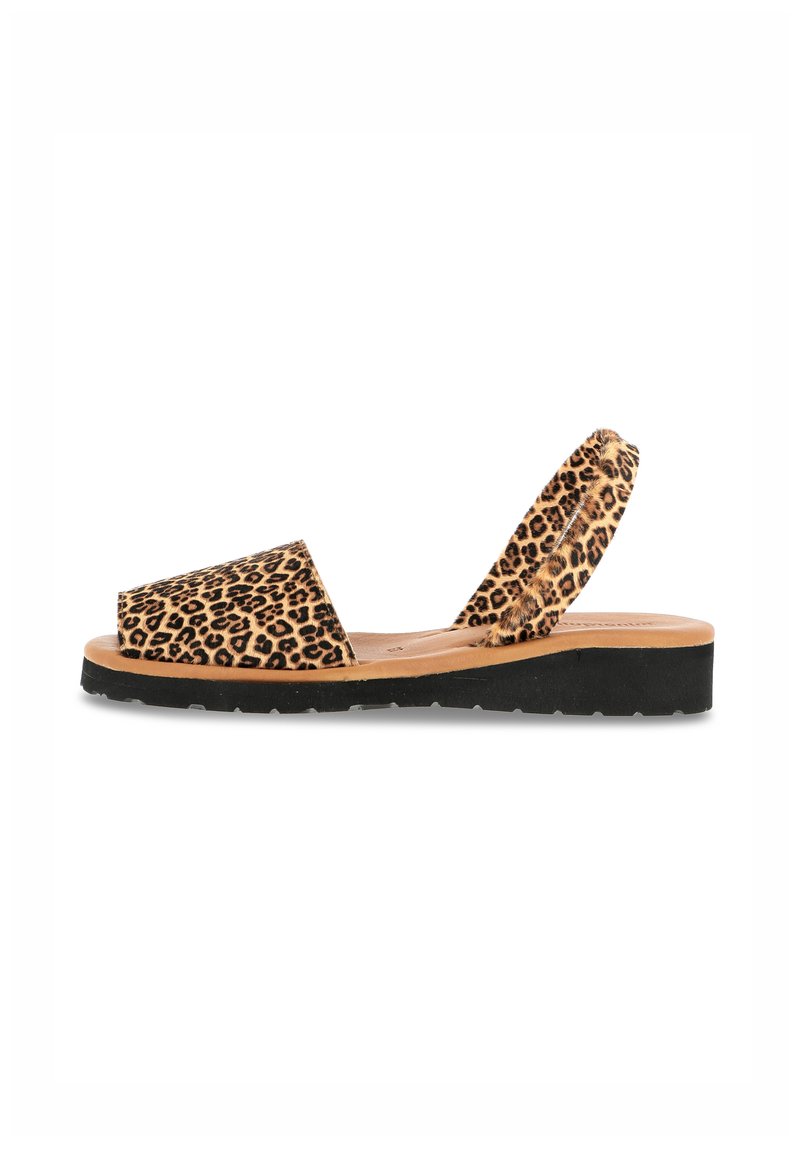 Sandales à enfiler en imprimé léopard avec une tige en tissu texturé, bout ouvert et sangle arrière, dotées d'une semelle noire plate et d'une semelle intérieure beige.