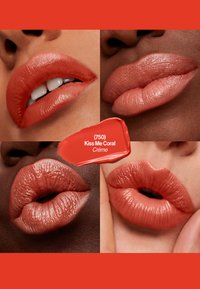 Cztery zbliżenia ust prezentują różne tekstury i wykończenia koralowej szminki. Odcień nosi nazwę "Kiss Me Coral" i ma kremowy, błyszczący wygląd.