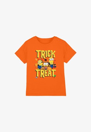 Oranges Baumwoll-T-Shirt mit dem Text "TRICK OR TREAT" und Cartoonfiguren, verziert mit Süßigkeiten und einem Kürbis-Graphic.