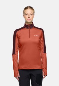 Rotes und dunkelmariannes langärmliges Sportoberteil mit einem Viertelreißverschlusskragen, hergestellt aus glattem Stretchmaterial, mit einem Logo auf der Brust.