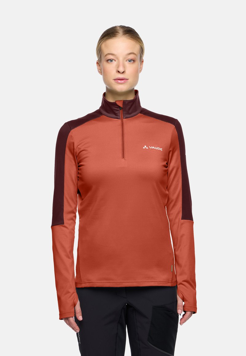 Rotes und dunkelmariannes langärmliges Sportoberteil mit einem Viertelreißverschlusskragen, hergestellt aus glattem Stretchmaterial, mit einem Logo auf der Brust.