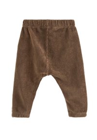 Brune corduroy bukser med lodrette ribber, elastisk talje og tapered ben, med en blød tekstur og et afslappet design.