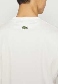 Lacoste T-shirt estampada - farine