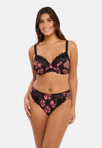 Zwart bloemen lingeriesetje met roze bloemenpatronen, kantafwerking en scalloped randen op zowel de beha als de slip.