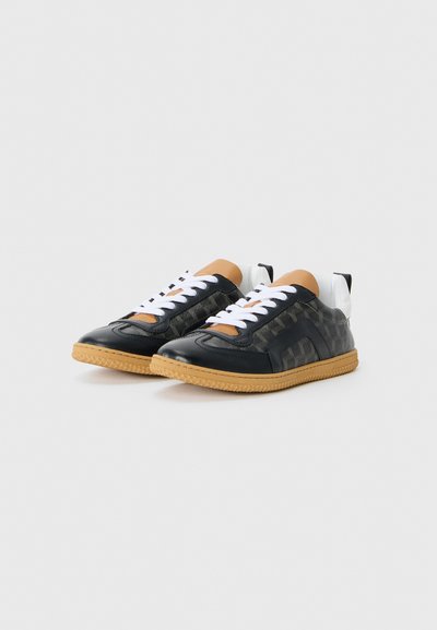 Sneakers neri con un design strutturato, lacci bianchi, dettagli color nocciola e una suola in gomma. Presentano una silhouette low-top.