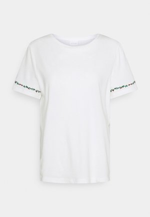 Hvid T-shirt med korte ærmer og rund halsudskæring samt grøn og rød broderet vinrankedetalje på begge ærmer tæt ved kanten.