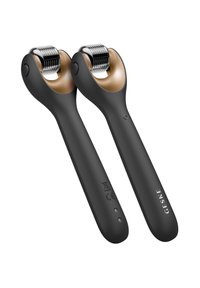 Svart rullare med silvermikronålar, ergonomisk design, guldaccenter vid huvudet och kontrollknappar på det släta handtaget.