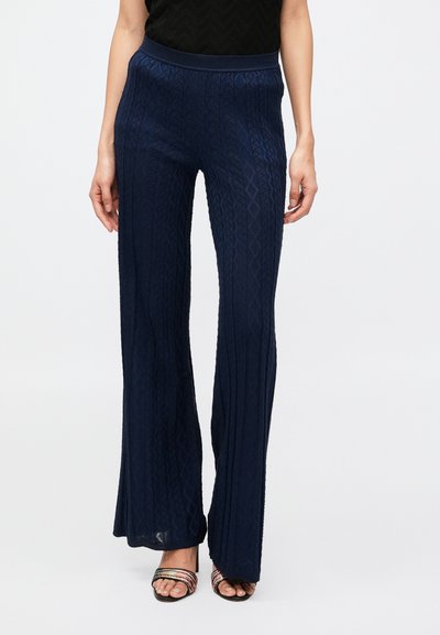 Pantalon évasé bleu marine en tissu tricoté texturé à motif diamant, doté d'une ceinture élastique et d'une coupe décontractée.