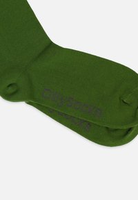 Grüne Baumwollsocken mit gerippter Textur, auf denen "DillySocks" in dunkelpink gedruckt ist. Klassische Knöchellänge mit verstärkter Zehen- und Fersenpartie.