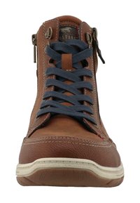 Hnědé kožené vysoké boty s modrými tkaničkami, gumovou podrážkou a červenými akcenty. Mají prošívané detaily a boční zip pro snadné obouvání.