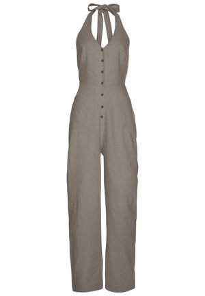 Mouwloze taupekleurige linnen jumpsuit met halternekstrik, knoopsluiting aan de voorkant, getailleerde taille, wijde pijpen en twee voorzakken op een witte achtergrond.