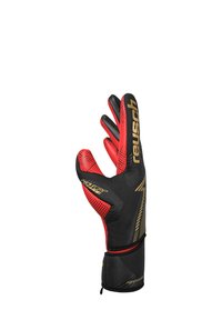 Schwarze und rote Torwarthandschuhe mit einer strukturierten Handfläche, verstärkten Fingerspitzen und goldener Markierung; entworfen für optimalen Grip und Tragekomfort.