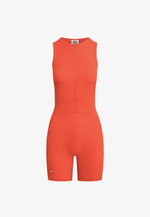Ärmelloser, enganliegender oranger Overall mit Reißverschluss vorne und kurzen Beinen, mit einem kleinen runden Logo nahe dem linken Saum.