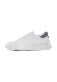 Baskets blanches à lacets avec une tige en cuir lisse, présentant un accent de talon en suede gris et une semelle en caoutchouc texturée.