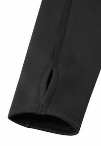 Czarna sportowa rękawica z gładką fakturą, stębnowanym szwem oraz otworem w pobliżu mankietu na umieszczenie kciuka lub wentylację.