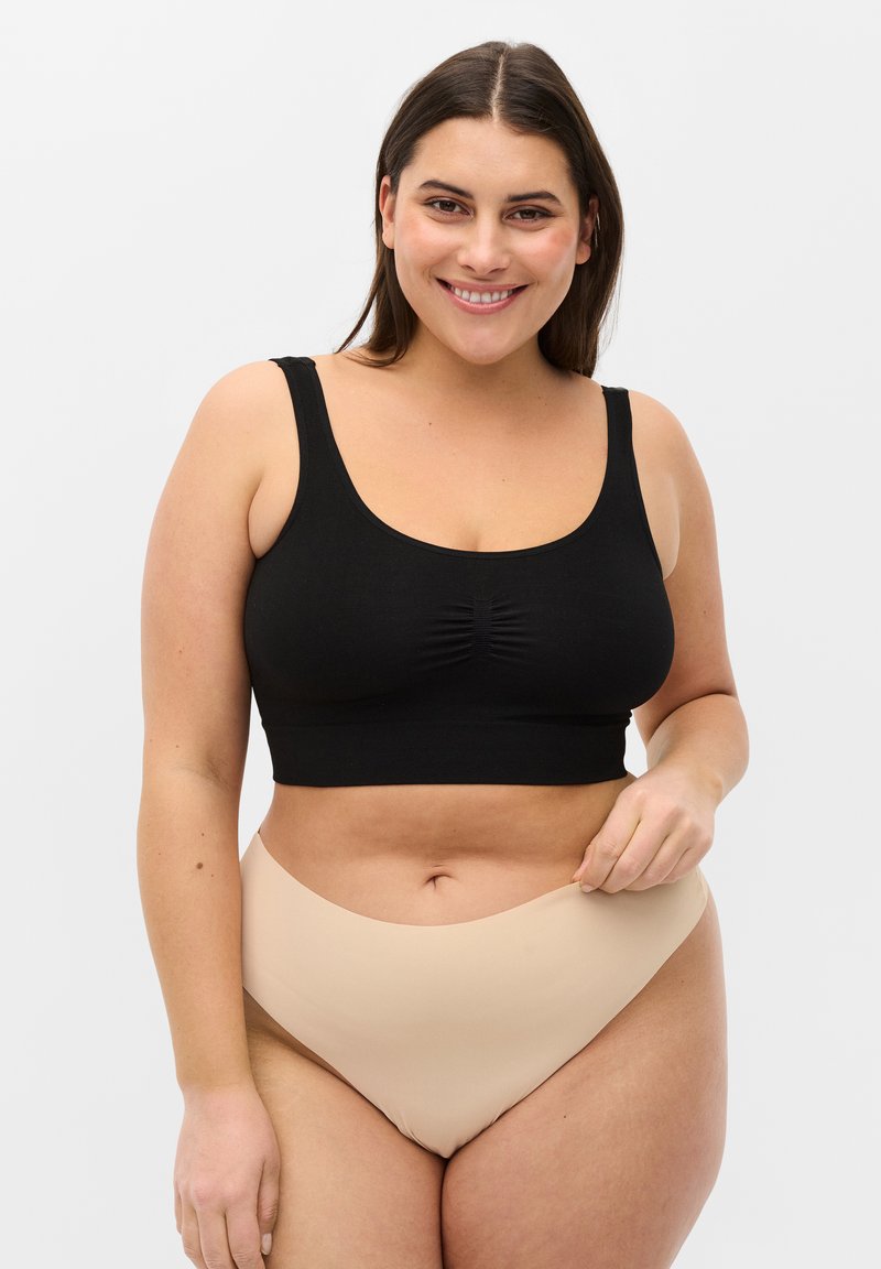 Bralette en coton noir avec des bretelles larges et un ruché central ; associé à un slip taille haute nude avec une finition lisse et sans coutures.