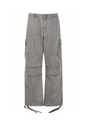 Hallid hallid cargo püksid, millel on lõdvestatud istuvus, valmistatud denimi sarnastest materjalidest. Omavad külgmisi taskuid, reguleeritavaid rihmasid ääres ja nööbiga sulgemist.