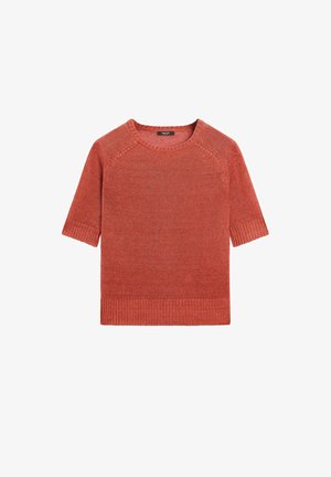 Rdzawy sweter dziany z krótkim rękawem, ściągacze na krawędziach oraz okrągły dekolt, ułożony na płasko na białym tle.