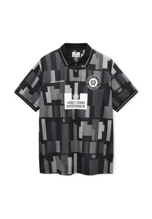 Czarna i szara koszulka polo w geometryczny wzór z napisami "admit nothing", "WEEKEND OFFENDER" oraz okrągłym logo z przodu, rozmiar średni, krótkie rękawy.