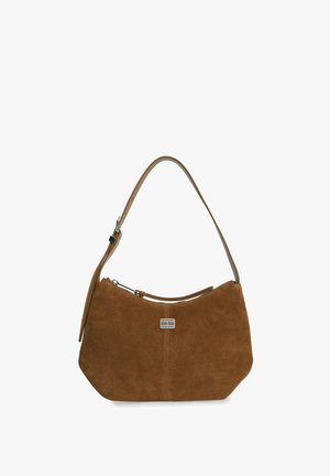 Sac à épaule en daim marron avec une sangle réglable unique et une fermeture éclair argentée sur le dessus.