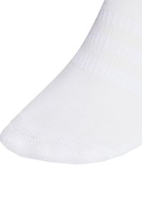 White ankle sock made of soft, stretchy material with a ribbed texture, featuring a reinforced toe and smooth finish.