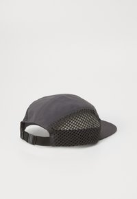 Gorra negra con una parte delantera sólida y parte trasera de malla, equipada con un visor plano y una correa ajustable para un ajuste seguro. Textura de tela suave.