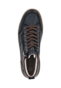 Sneaker en cuir bleu foncé avec des lacets marron et des détails de fermeture éclair. Présente une semelle texturée et une doublure intérieure confortable. Logo fantaisiste sur la semelle intérieure.