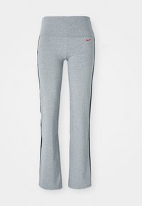 Harmaat urheiluhousut, joissa on leveä vyötärönauha, punainen Nike-logo ja mustat sivuraitat. Valmistettu pehmeästä, joustavasta materiaalista.