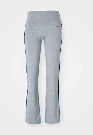 Grå treningsbukser med bred midje, med en rød Nike-logo og svarte sidestreker. Laget av mykt, elastisk materiale.