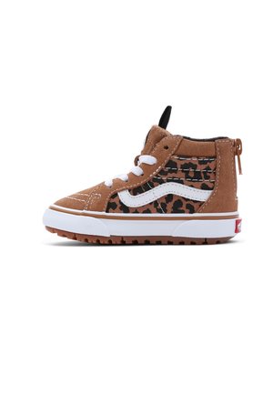 Brun højtstående sneaker med hvide snørebånd, hvid side-stribe, leopardmønstret stofpanel og gummisål med brun slidbane.