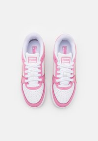 Rosa och vita sneakers med perforerat tåparti, platta snören, vadderad krage och guldaccenter på sidan. Logotyp på tungan och sidan.