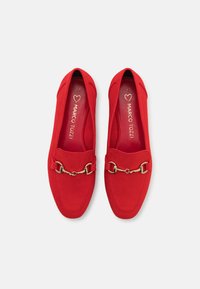 Rote Wildleder-Loafer mit goldener Kettenverzierung an der Vorderseite. Abgerundete Form, weiche Textur und flache Sohle. Größe 37 innen markiert.