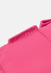 Marc O'Polo PINAR - Axelremsväska - rose pink