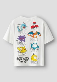 Biała koszulka z bawełny z kolorowymi nadrukami postaci Pokémon, w tym Pikachu i Charizarda, z numerycznymi kodami oraz hasłem "Musisz je wszystkie złapać!"
