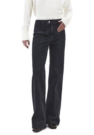 Jeans negros de pierna ancha con cintura alta, que cuentan con bolsillos delanteros, detalles sutiles de costura y una tela de mezclilla texturizada.