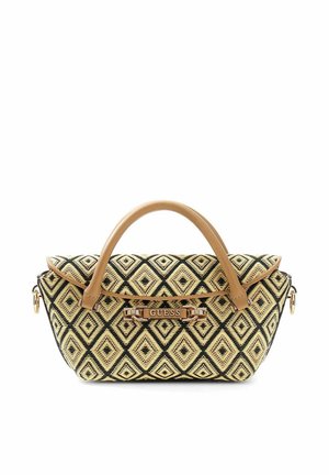 Petit sac à main avec des poignées en cuir clair et un motif losange noir et beige, orné d'une plaque logo Guess en or sur le devant.